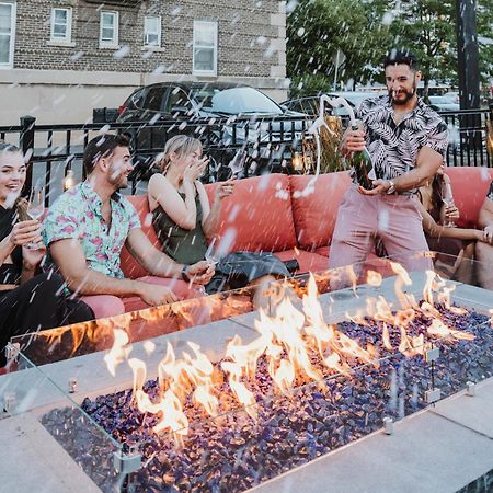 Voco Niagara Falls - The Cadence By Ihg Exterior foto The patio at the 2019 Toronto International Film Festival