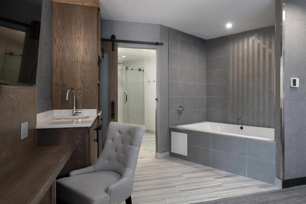 Voco Niagara Falls - The Cadence By Ihg Exterior foto Bathroom with a shower and a bathtub