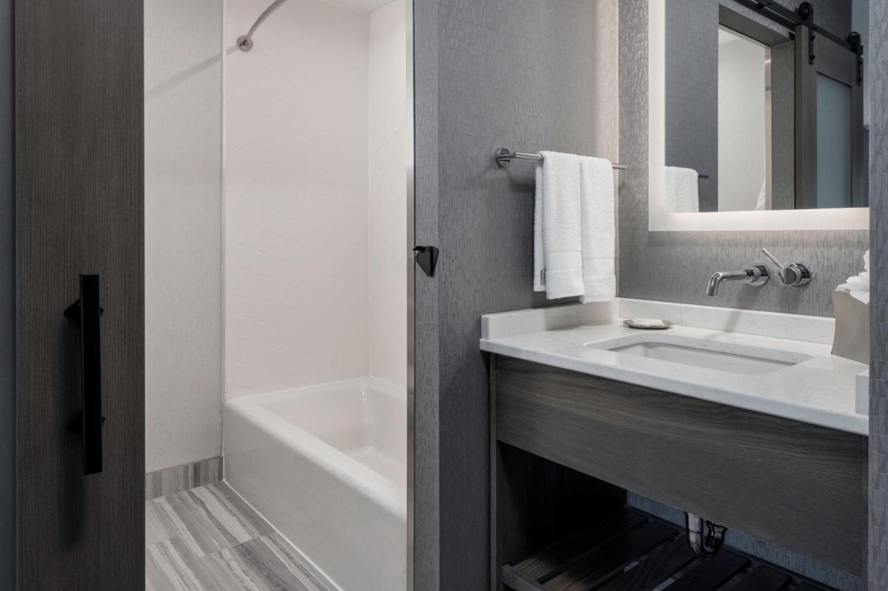Voco Niagara Falls - The Cadence By Ihg Exterior foto A shower door