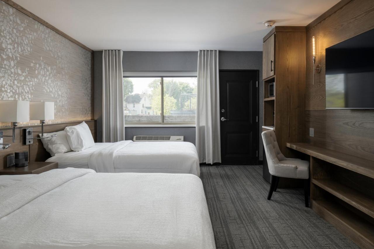 Voco Niagara Falls - The Cadence By Ihg Exterior foto A typical guest room at the Hilton Garden Inn in St. Charles, Illinois