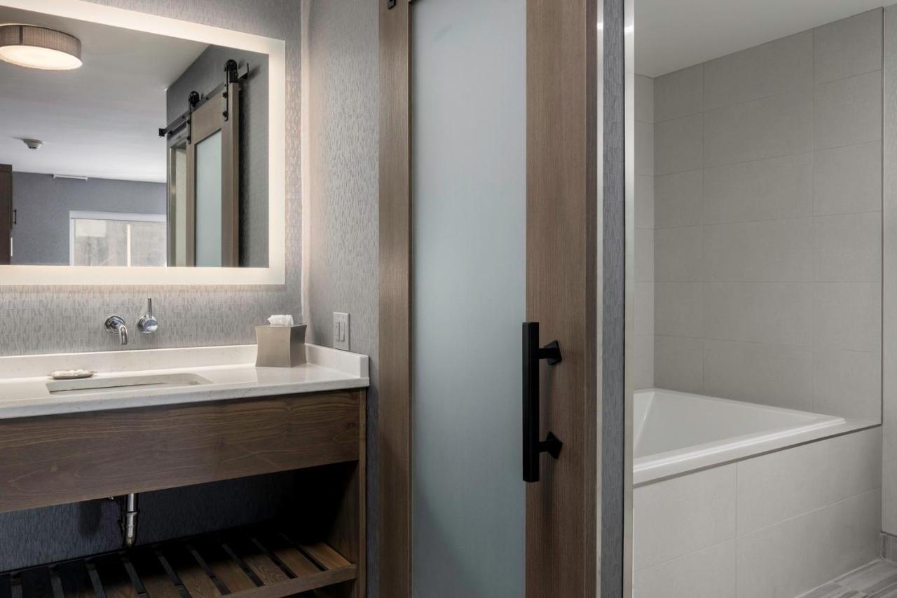Voco Niagara Falls - The Cadence By Ihg Exterior foto A sliding barn door in a bathroom