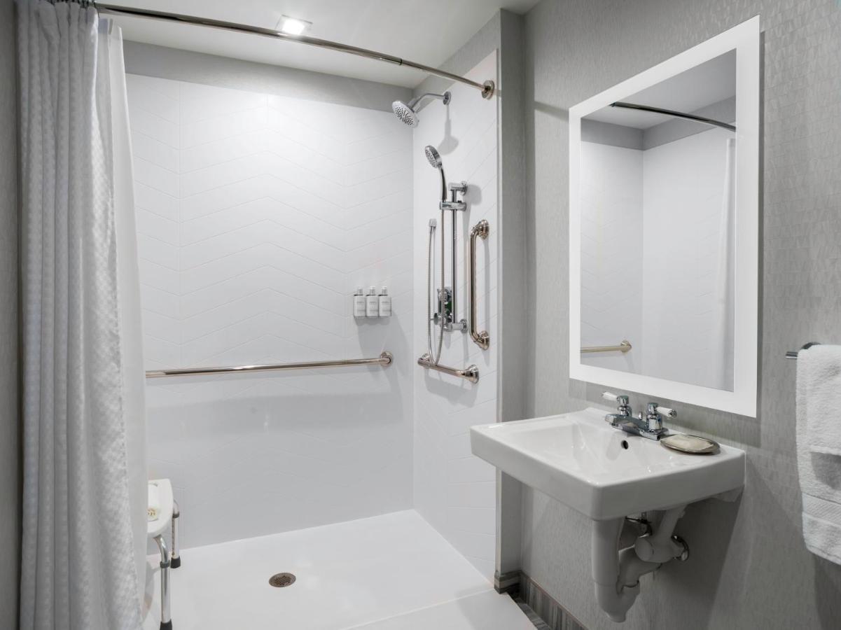 Voco Niagara Falls - The Cadence By Ihg Exterior foto A shower with grab bars