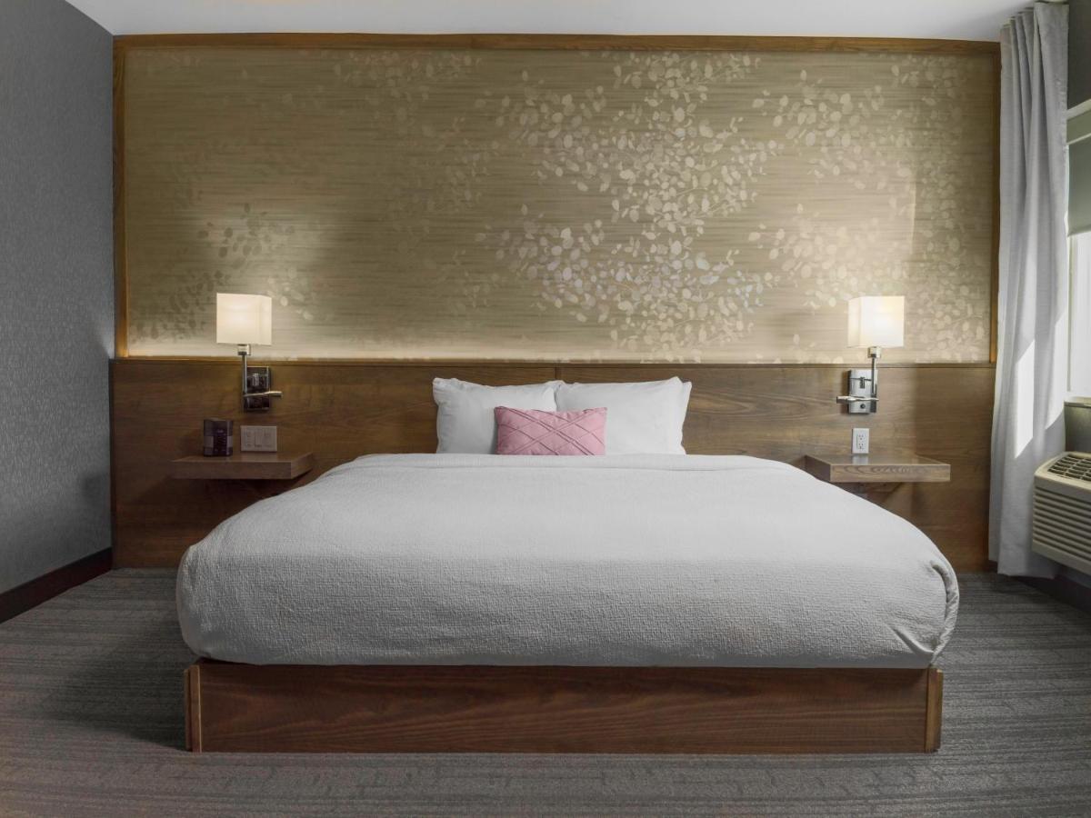 Voco Niagara Falls - The Cadence By Ihg Exterior foto A bedroom at the Hilton Garden Inn in San Francisco