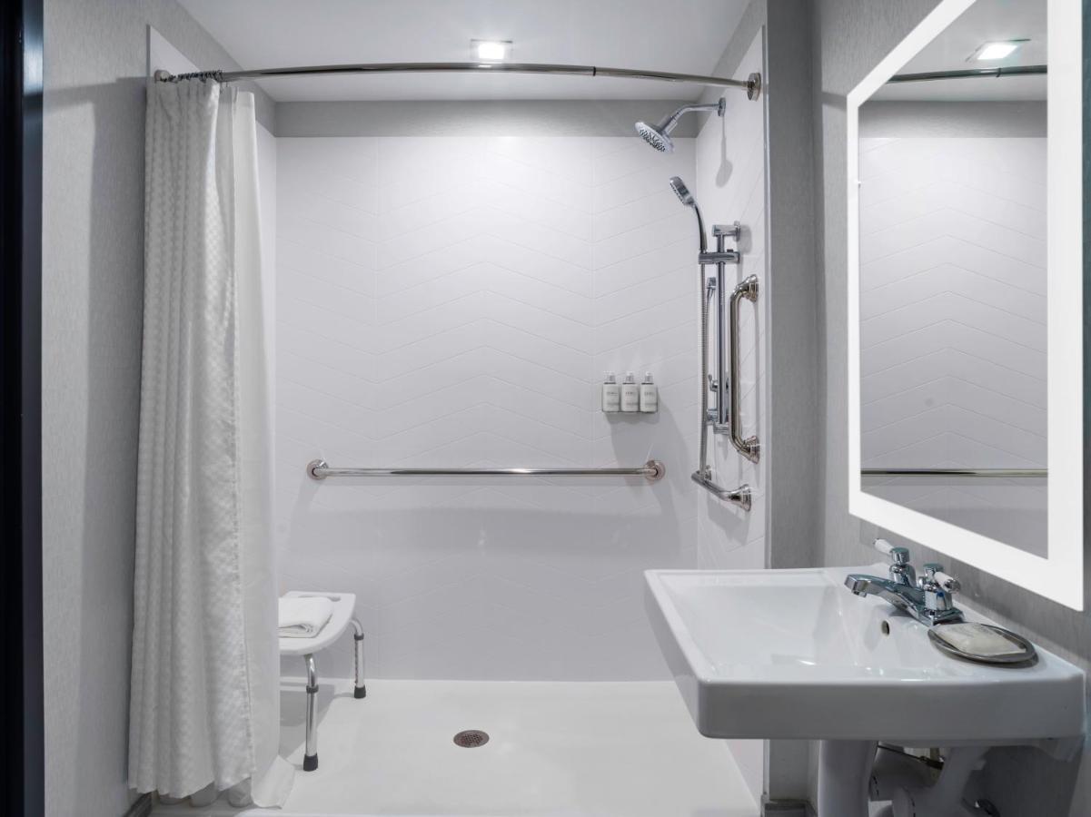 Voco Niagara Falls - The Cadence By Ihg Exterior foto A shower curtain rod