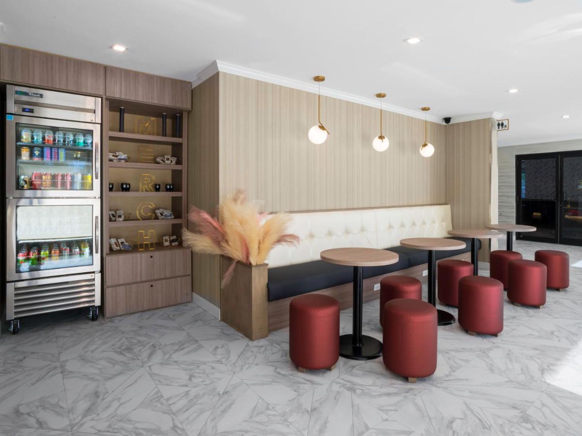 Voco Niagara Falls - The Cadence By Ihg Exterior foto The 2019 renovated lounge at the airport
