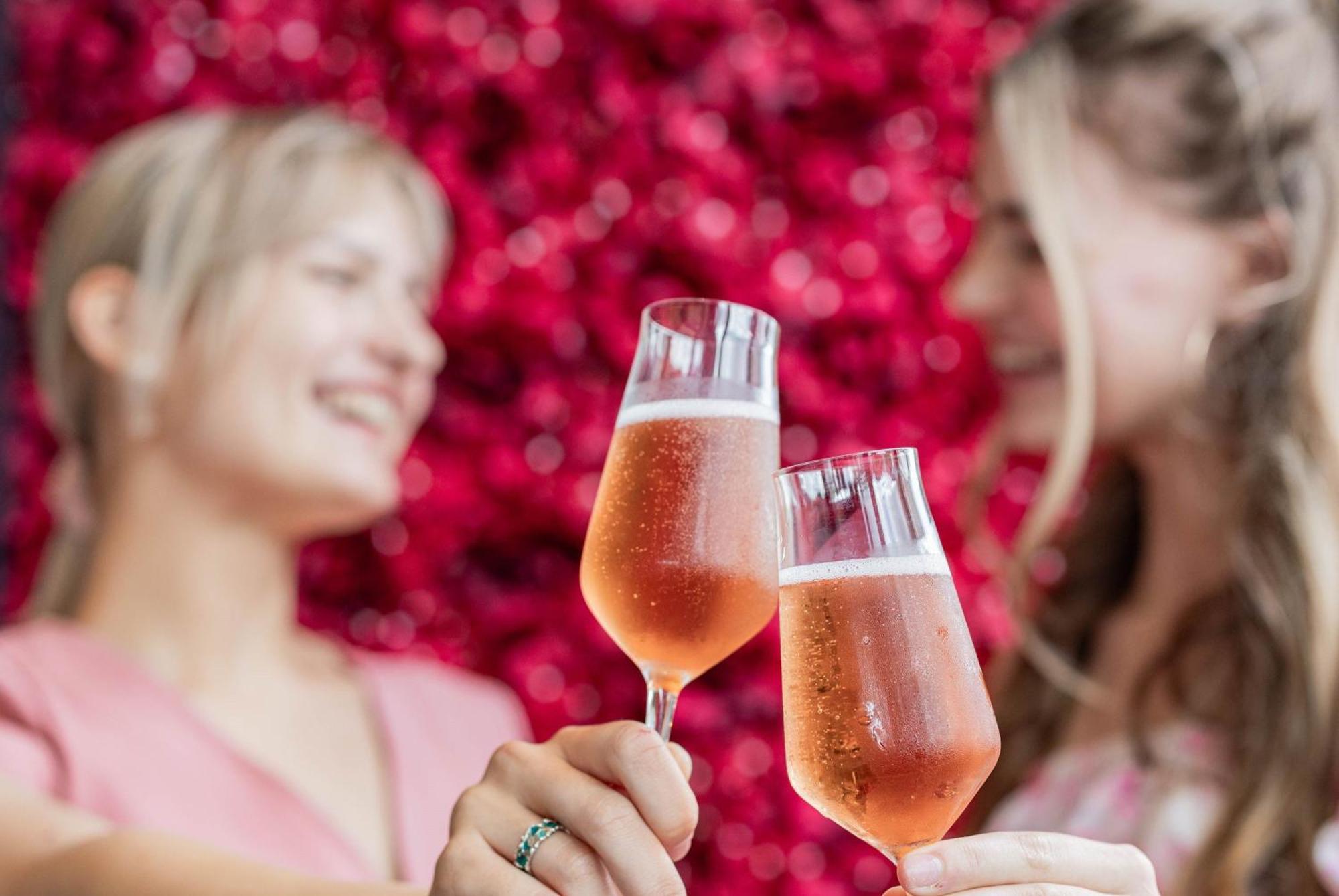 Voco Niagara Falls - The Cadence By Ihg Exterior foto Two women holding glasses of champagne